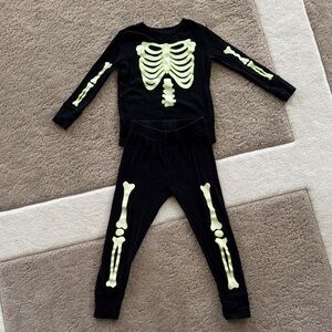 GAP Black Glow-in-the-Dark Skeleton Pajama Set size 6